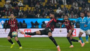 Aksi Ruben Loftus-Cheek di laga Napoli vs Milan di semifinal Supercoppa Italiana di Al-Awwal Park, Riyadh, Arab Saudi, Jumat (19/12/2025). (AP Photo/Altaf Qadri)