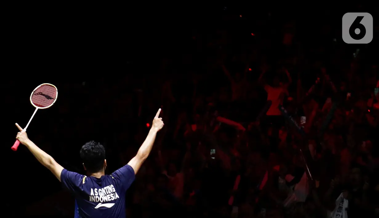 Pebulutangkis tunggal putra Indonesia, Anthony Sinisuka Ginting melambaikan tangan ke arah penonton usai laga Semifinal Indonesia Open 2023 di Istora Gelora Bung Karno Jakarta, Sabtu (17/6/2023). (Liputan6.com/Herman Zakharia)