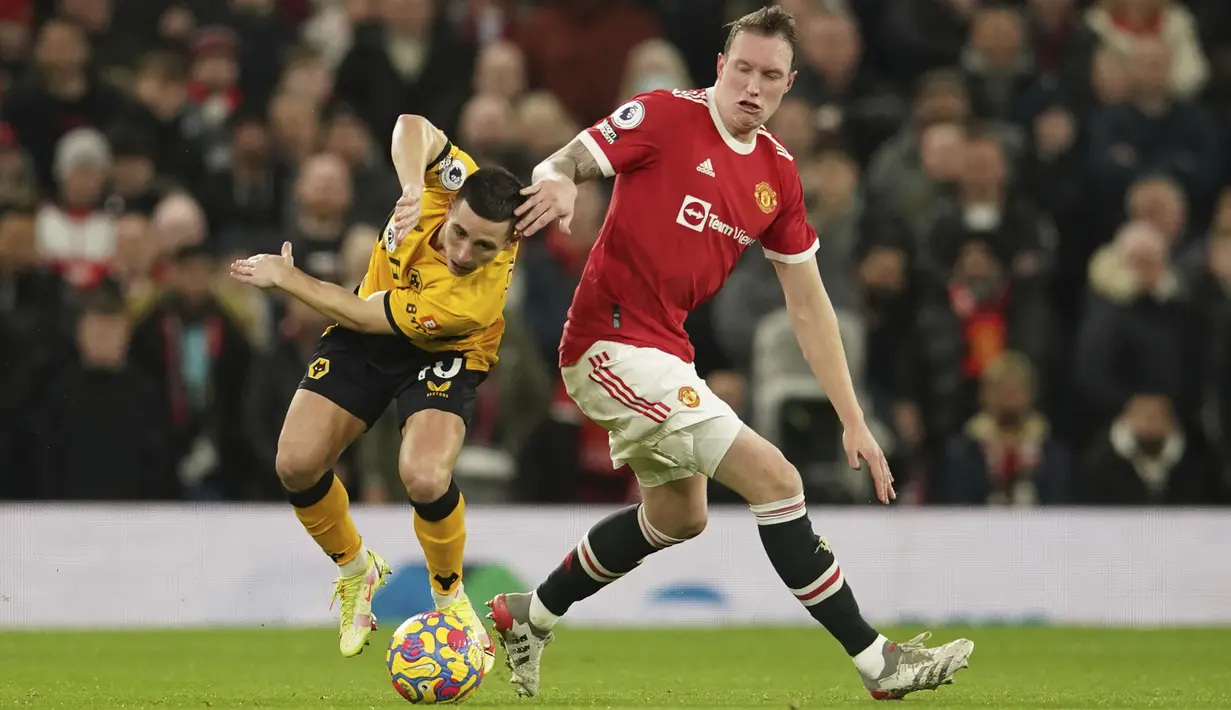 Pada laga ini, Ralf Rangnick memberi kesempatan bagi Phil Jones untuk tampil sebagai starter. Sementara itu, Cristiano Ronaldo ditunjuk menjadi kapten tim. (AP/Dave Thompson)