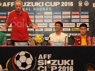 Alfred Riedl terlihat bercanda saat mengikuti press conference jelang Semifinal AFF Cup 2016 di Aston Hotel, Sentul, (2/12/2016). (Bola.com/Nicklas Hanoatubun)