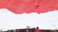 Suporter membentangkan bendera Indonesia saat pertandingan melawan Timor Leste di Stadion MPS, Selangor, Minggu (20/8/2017). Indonesia menang 1-0 atas Timor Leste. (Bola.com/Vitalis Yogi Trisna)