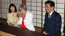 Perdana Menteri Inggris Theresa May (tengah) saat mengikuti upacara minum teh bersama Perdana Menteri Jepang Shinzo Abe di Kyoto, Jepang (30/8). (Hirofumi Yamamoto/Japan Pool Photo via AP)