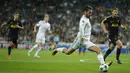 Gelandang Real Madrid, Isco, melepaskan tendangan saat melawan Tottenham pada laga Liga Champions di Stadion Santiago Bernabeu, Madrid, Selasa (17/10/2017). Kedua klub bermain imbang 1-1. (AP/Paul White)