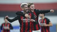 Striker AC Milan, Samuel Castillejo (kiri), melakukan selebrasi bersama Jens Petter Hauge usai mencetak gol kedua AC Milan ke gawang Sampdoria dalam laga lanjutan Liga Italia 2020/21 pekan ke-10 di Luigi Ferraris Stadium, Minggu (6/12/2020). AC Milan menang 2-1 atas Sampdoria.(LaPresse via AP/Spada)