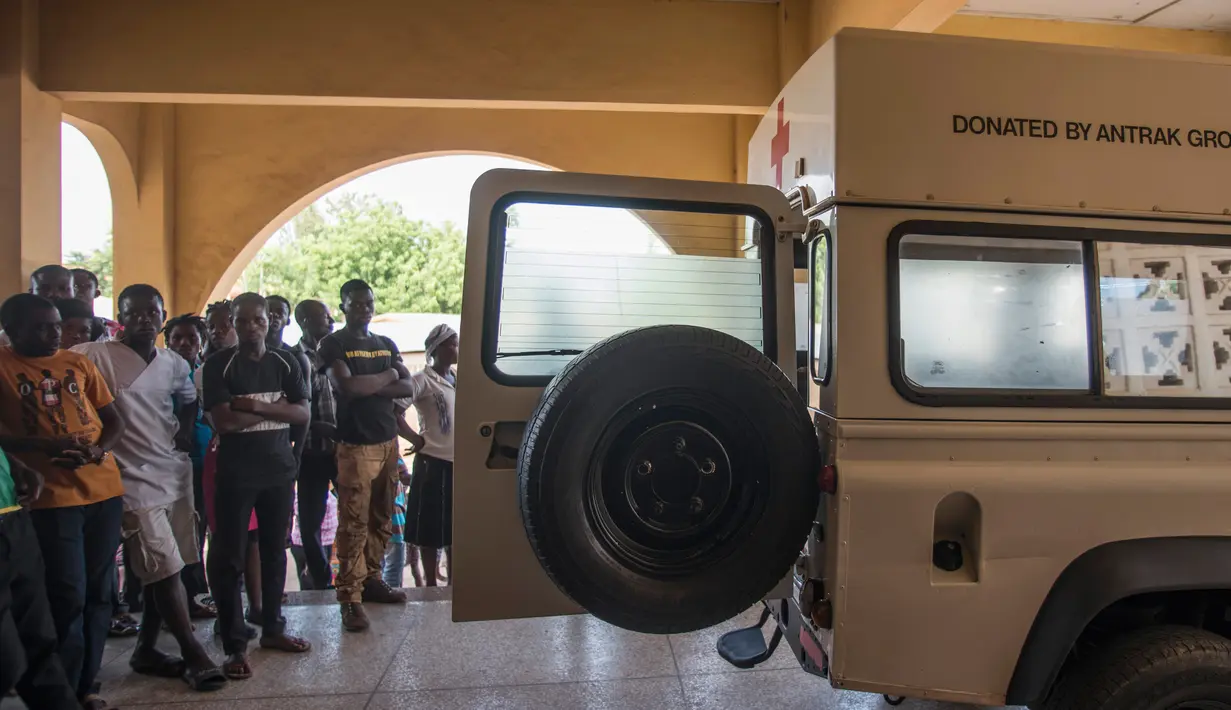 Warga saat berada di rumah sakit usai kejadian tewasnya 20 siswa di air terjun Kintampo, Ghana (21/3). Insiden ini terjadi tidak lama setelah hujan deras disertai badai melanda Ghana. (AFP Photo / Cristina Aldehuela)