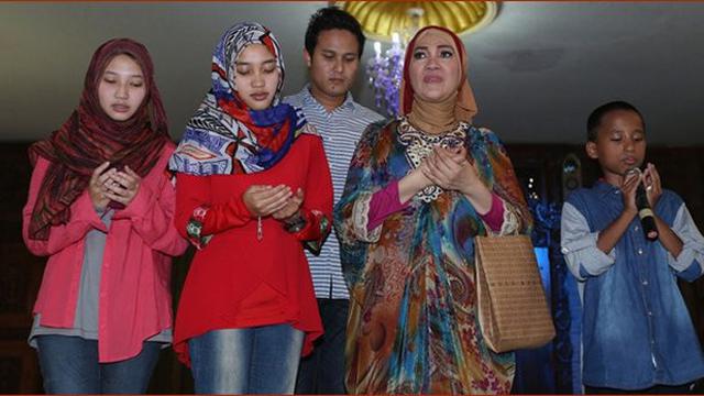 6 Momen Kenangan Dorce Gamalama dengan Anak Angkatnya, Harmonis