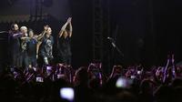Salah satu hal yang mengejutkan dan spesial adalah Dream Theater menghadirkan lagu Indonesia Raya di penampilannya. Selain itu, alunan musik khas tanah Jawa juga terdengar di tengah-tengah penampilannya. (Bambang E.Ros/Bintang.com)