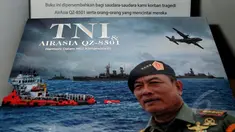 Penampakan buku ‘TNI dan Air Asia QZ8501’ yang diluncurkan Panglima TNI Jenderal Moeldoko di Gedung Media Center, Mabes TNI Cilangkap, Jakarta, Selasa (5/5/2015). (Liputan6.com/Yoppy Renato)