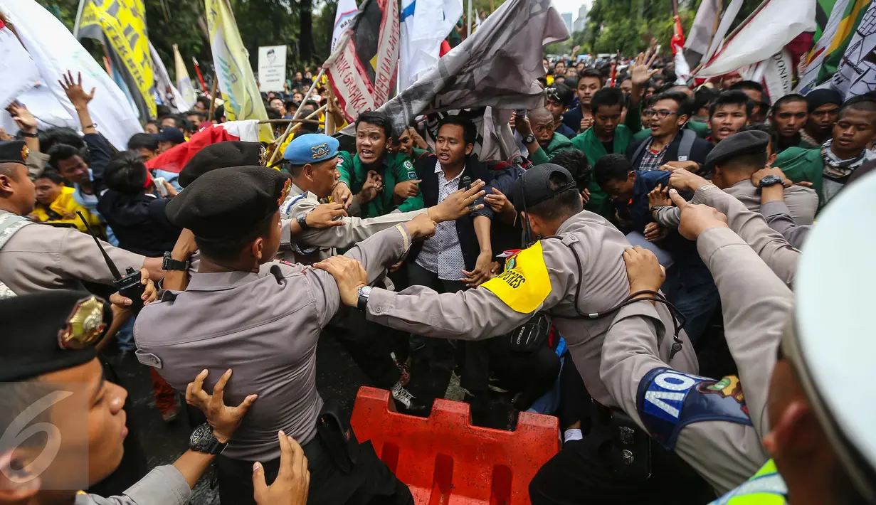 Massa yang tergabung dalam BEM Se-Jabodetabek terlibat bentrok dengan polisi di depan Istana Negara, Kamis (12/1). Mereka mengecam keras pemerintah dan jajarannya yang saling cuci tangan dengan kebijakan yang dibuatnya. (Liputan6.com/Faizal Fanani)