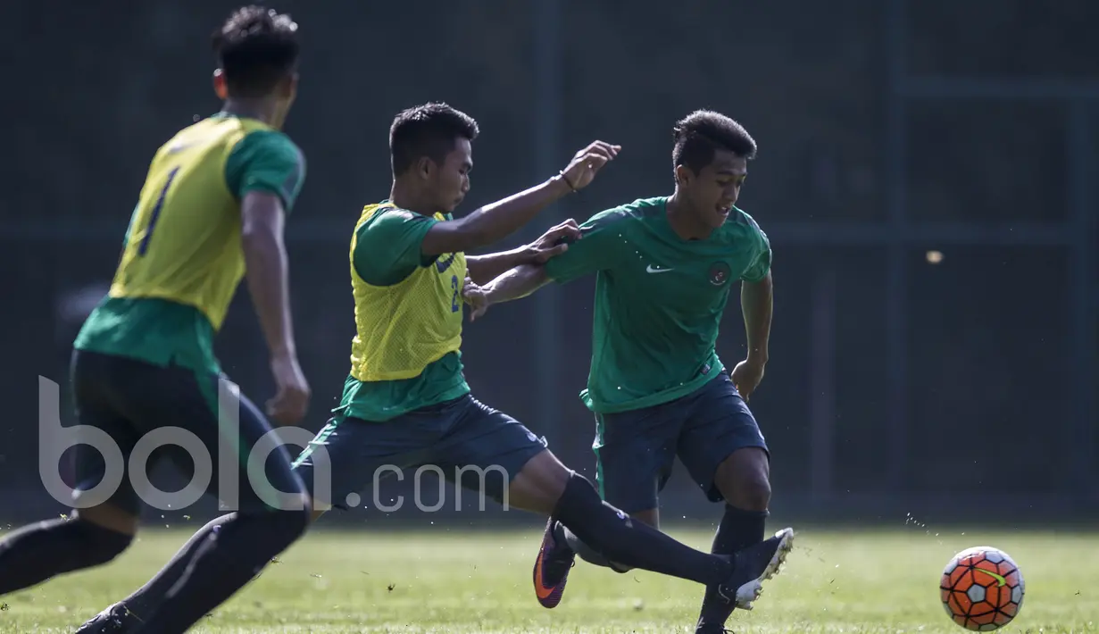 Pada posisi gelandang sayap, Febri Haryadi bersaing dengan Miftahul Hamdi, Yabes Roni dan juga Saddil Ramdani. (Bola.com/Vitalis Yogi Trisna)