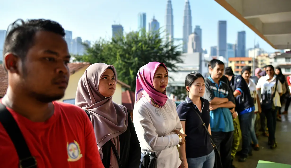 Warga Malaysia mengantre di tempat pemungutan suara untuk memilih perdana menteri, Kuala Lumpur, Rabu (9/5). Pemerintah menetapkan hari ini sebagai hari libur agar warganya bisa memenuhi tanggung jawab mereka sebagai pemilih. (Manan VATSYAYANA / AFP)