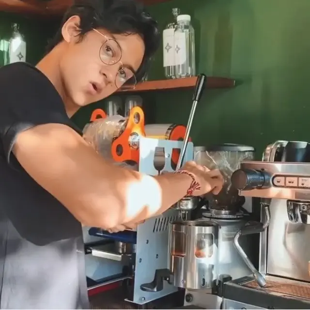 7 Gaya Antonio Blanco Jr Saat Jadi Barista Ini Curi Perhatian