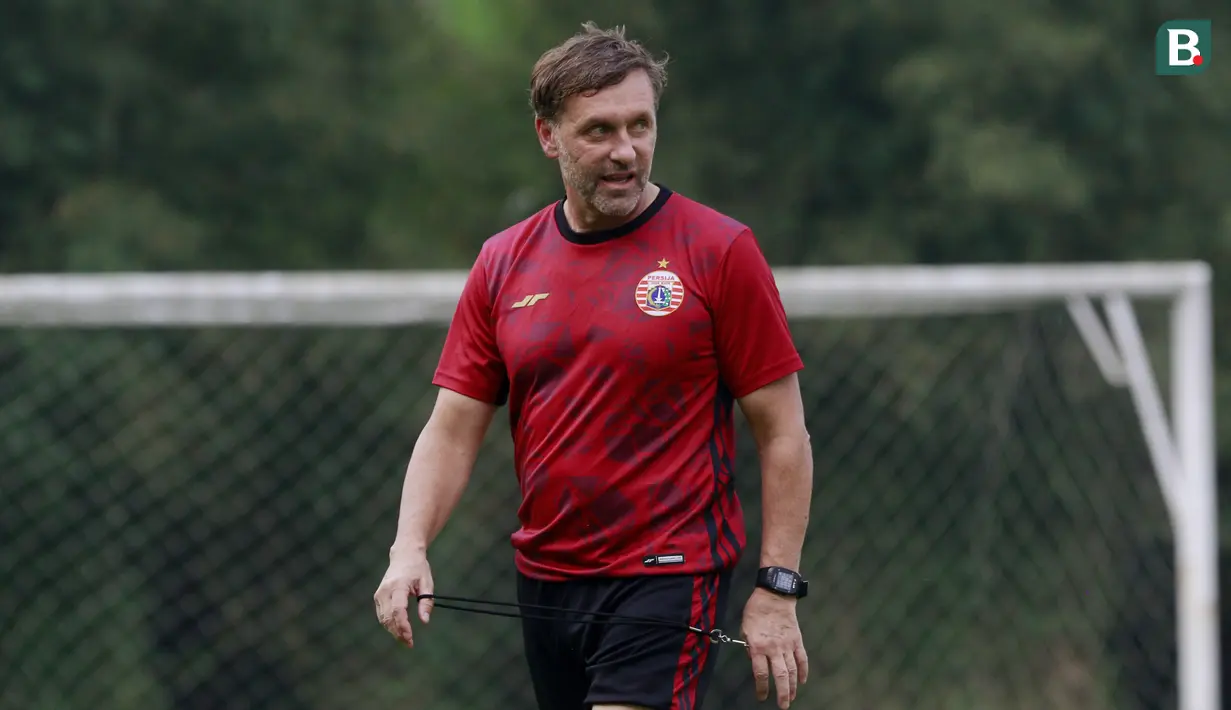 Pelatih Persija Jakarta, Thomas Doll, saat sesi latihan di Nirwana Park Sawangan, Jawa Barat, Kamis (7/7/2022). Latihan merupakan persiapan jelang bergulirnya Liga 1 musim 2022/2023. (Bola.com/M Iqbal Ichsan)
