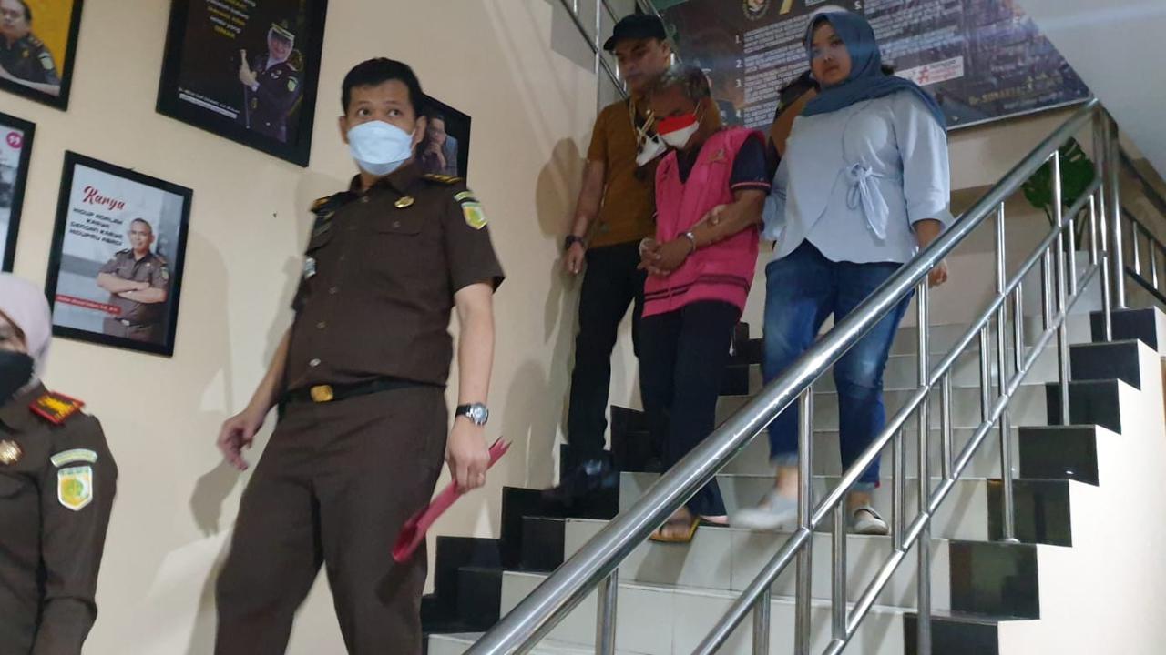 Kajari Garut Neva Sari Susanti bersama Kasi Pidsus Kejari Yosep, akhirnya meringkus Tatang, terpidana kasus korupsi pengadaan komputer PC di Dinas Pendidikan Garut 2007 silam. (Liputan6.com/Jayadi Supriadin)