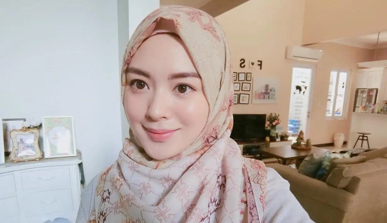 Dalam foto ini, gadis 23 tahun ini hanya memakai baju polos dan jilbab motif. Meskipun simpel namun pesona Ayan tetap terpancar (Liputan6.com/IG/xolovelyayana)