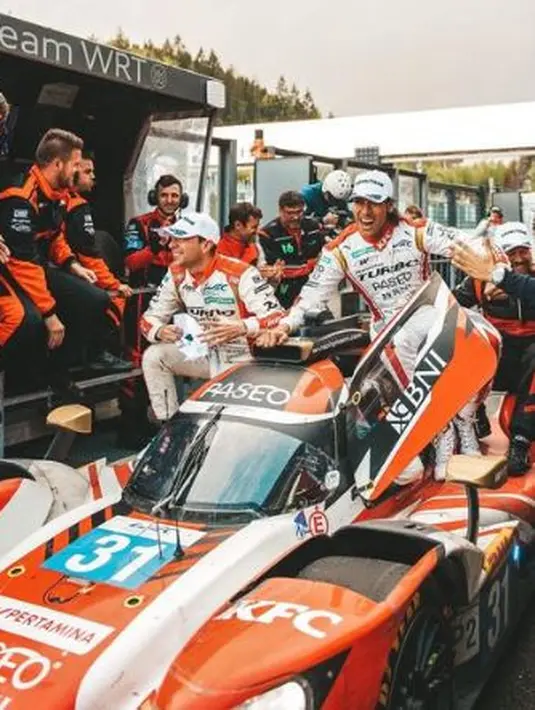 Lalu, di 2014 ia berkarier di Tim Jagonya Ayam bikinan ayahnya yang bekerja sama dengan Carlin Motorsport, tim balap asal Inggris.  (Instagram/gelaelized)