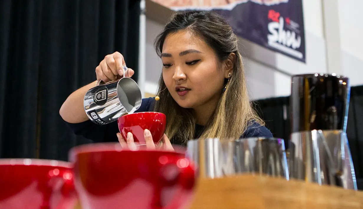 Peserta Venice Vallega membuat karya seni latte dalam Kompetisi Seni Latte yang merupakan bagian dari Pameran Restoran Kanada 2020 di Toronto, Kanada (3/3/2020). Total delapan peserta dari seluruh wilayah di Kanada ambil bagian dalam ajang nasional ini pada Selasa (3/3). (Xinhua/Zou Zheng)