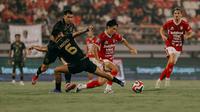 Duel Bali United vs Malut United pada laga pekan ke-28 BRI Super League 2025/2026 di Stadion Kapten I Wayan Dipta, Gianyar, Minggu (19/4/2026) malam WIB. (Bola.com/Alit Binawan)