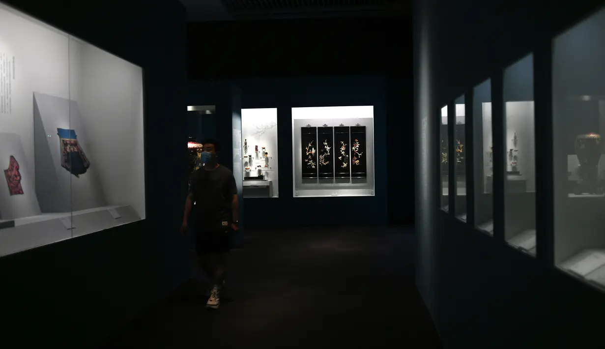 Seorang pengunjung mengamati karya seni yang ditampilkan dalam pameran di Museum Nasional China di Beijing, pada 30 Agustus 2020. Pameran tersebut, yang menampilkan lebih dari 200 karya seni tradisional dari Provinsi Fujian di China selatan, digelar di Beijing pada Minggu (30/8). (Xinhua/Jin Liangku