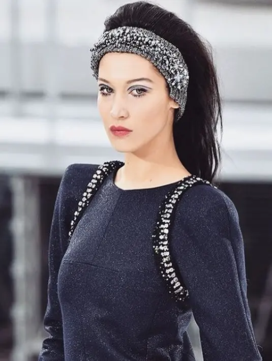 Seorang sumber mengatakan, para penggemar Bella sadar bahwa si super model itu telah meng-unfollow mantan pacarnya pada 6 April 2017. Rumornya, alasan Bella melakukan hal itu lantaran dimulai lebih dulu oleh Selena dan The Weeknd. (Instagram/Bella Hadid)