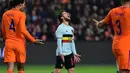 Ekspresi pemain Belgia, Dries Mertens (tengah) saat gagal mencetak gol ke gawang Belanda pada laga persahabatan di Amsterdam ArenA stadium, Amsterdam, (9/11/2016). (AFP/Emmanuel Dunand)