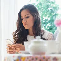 Kamu harus paham dan terima bahwa nggak semua orang suka pamer kemesraan di muka umum. (Foto: marthastewartweddings.com)