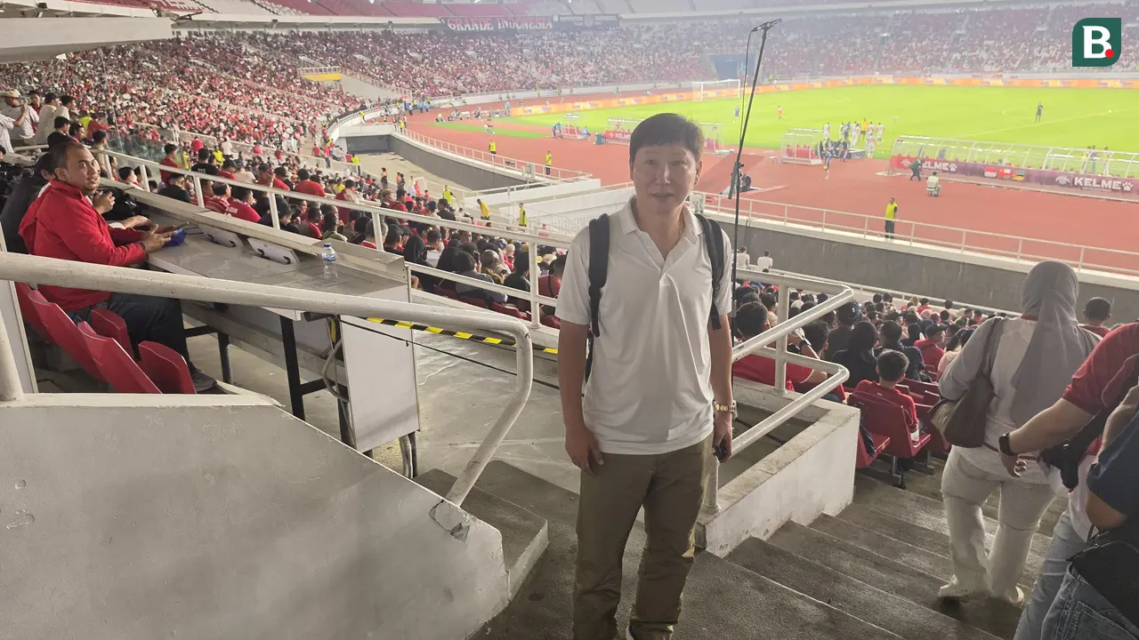 Pelatih Vietnam Kim Sang-sik Menonton laga Timnas Indonesia vs Mozambik