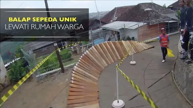 Video balap sepeda downhill yang diselenggarakan di Kampung Wisata Kungkuk, Batu, Malang lewati rumah warga dan gang sempit.