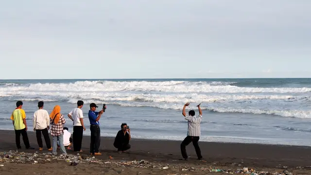 Sejumlah wisatawan berwisata di Pantai Widarapayung, Cilacap, Jawa Tengah. (Foto: Liputan6.com/Muhamad Ridlo)