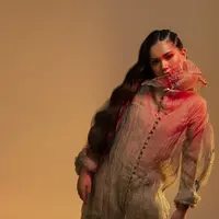 Diproduseri Asta, Seby mulai langkahnya di industri musik.