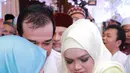 Penyanyi Siti Nurhaliza menggendong anak pertamanya Siti Aafiyah saat acara prosesi akikah. Acara akikah anak Siti Nurhalizah ini pun disiarkan secara langsung melalui akun Youtube miliknya, Siti Official Video. (instagram.com/ctdk)