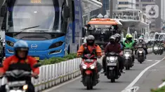 Pengendara motor melintas di Jalan, Jakarta, Kamis (29/12/2022). Asosiasi Industri Sepeda Motor (AISI) mencatatkan total penjualan per November 2022 sebanyak 640.630 unit kendaraan bermotor. Untuk distribusi penjualan tersebut diketahui rinciannya, yakni sebanyak 588.269 unit motor dijual di pasar domestik, dan sebanyak 52.361 unit diekspor. (Liputan6.com/Johan Tallo)