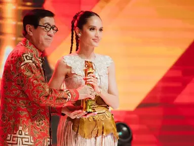 Cinta Laura Kiehl meraih penghargaan di ajang Nawacita Awards 2023 pada Jumat (8/9/2023). Dirinya mendapatkan penghargaan sebagai inspirator Generasi Muda. (Liputan6.com/IG/@claurakiehl)