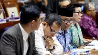 Agus Rahardjo (kedua kanan) bersama pimpinan KPK lainnya mengikuti RDP dengan Komisi III DPR di Kompleks Parlemen, Senayan, Jakarta, Senin (11/9). Sebanyak 22 anggota Komisi III hadir dalam rapat tersebut. (Liputan6.com/Johan Tallo)