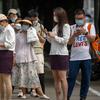 Orang-orang yang memakai masker berbaris untuk tes COVID-19 di fasilitas pengujian virus corona di Beijing, China, Jumat (12/8/2022). Tujuannya adalah untuk menghindari mengubah upaya untuk menghentikan wabah menjadi mimpi buruk yang berkepanjangan yang terlihat di Shanghai dan Wuhan. (AP Photo/Mark Schiefelbein)