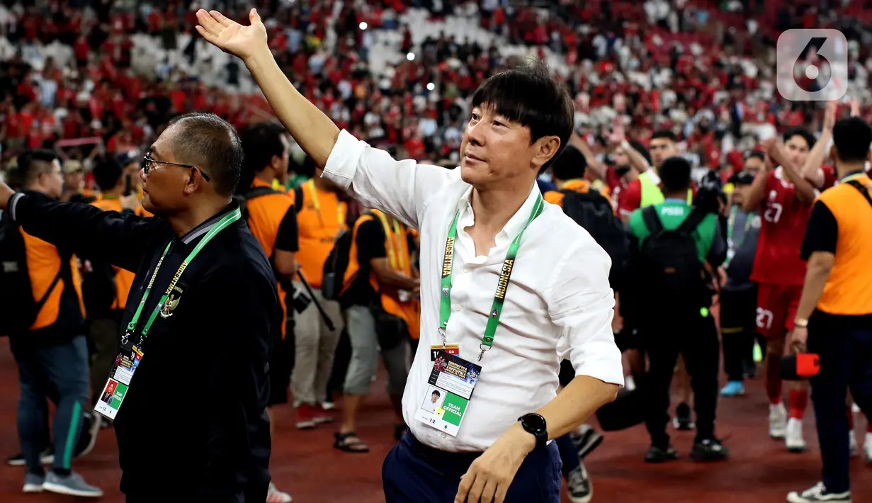 Yacob Sayuri mendapat waktu bermain di lima menit akhir. Dia menggantikan Ivar Jenner. Ofisial pertandingan memberi tambahan waktu lima menit. (Liputan6.com/Helmi Fithriansyah)