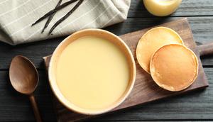 Ilustrasi susu kental manis sebagai topping menu sarapan. (c) NewAfrica/Depositphotos