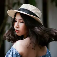Ilustrasi perempuan memiliki rambut sehat dan berkilau. (c) Min An/Pexels.com