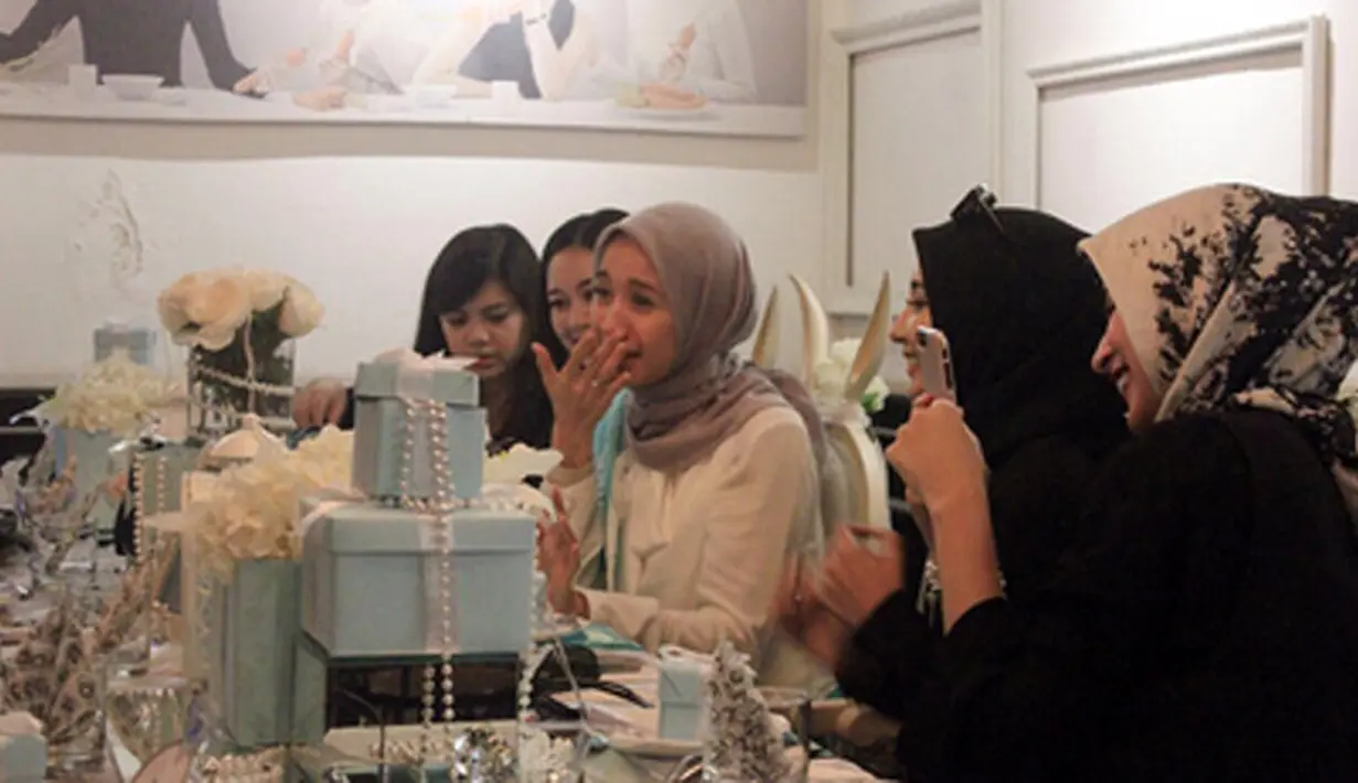 Dalam acara itu, Bella mengenakan baju putih. Acara yang berlangsung meriah itu diakhiri dengan Bella membuka kado dari teman-temannya. Tak lupa, ia memamerkan cincin di jari manisnya kepada teman-temannya. (Instagram/zaskiasungkar15)