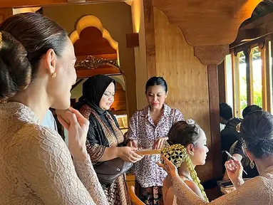 Penampilan memukau BCL di hari akad tak lepas dari MUA, desainer, haistylist ternama yang mengubah penampilannya. Wajahnya didandani oleh MUA Bumiauw, sementara rambut BCL ditata oleh Hairstylist Arnold Dominggus. Tak hanya MUA dan hairstylist yang terlihat di dalam ruangan, desainer Didiet Maulana juga berada di ruangan tersebut untuk mendampingi BCL. (Liputan6.com/IG/@yuna)