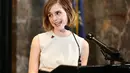 Sebagai aktris yang masih muda, Emma Watson berhasil menyambang gelar duta PBB. Emma tak menyangka jika dirinya menjadi duta PBB yang paling muda. (AFP/Bintang.com)