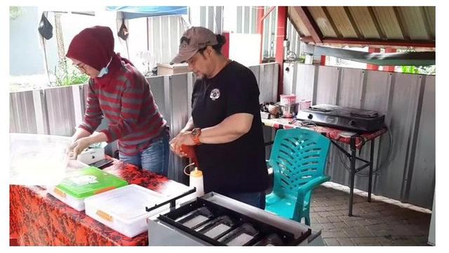 Jarang Tersorot, Ini 7 Potret Terbaru Vicky Rhoma Irama yang Buka Usaha Kuliner