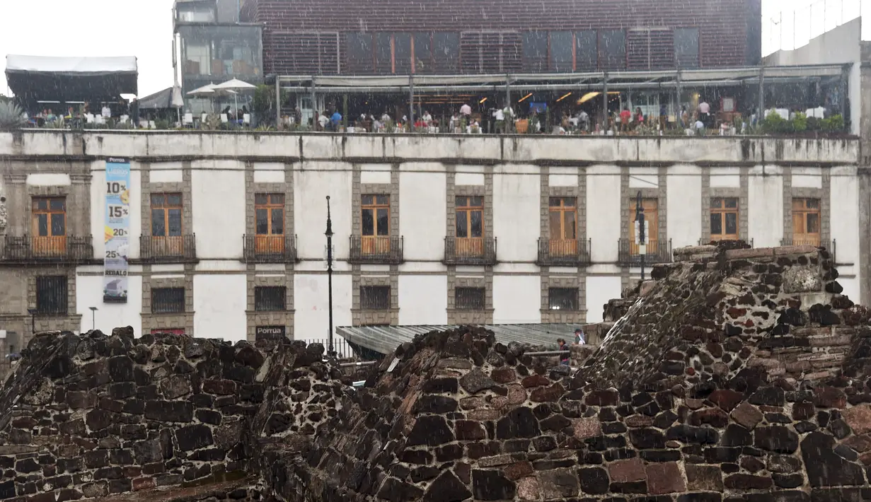 Suasana Templo Mayor di kota Meksiko, (12/8). Kuil ini didedikasikan untuk dua dewa, yaitu dewa perang Huitzilopochtli dan dewa hujan dan pertanian Tlaloc. (AFP Photo/Rodrigo Arangua)