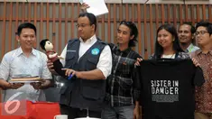 Mendikbud, Anies Baswedan melihat boneka pemberian Perwakilan Masyarakat Sipil di Kemendikbud, Jakarta, Senin (9/5). Pertemuan membahas pendidikan seksualitas berkeadilan gender dan berbagai hal terkait kekerasan seksual. (Liputan6.com/Helmi Afandi)