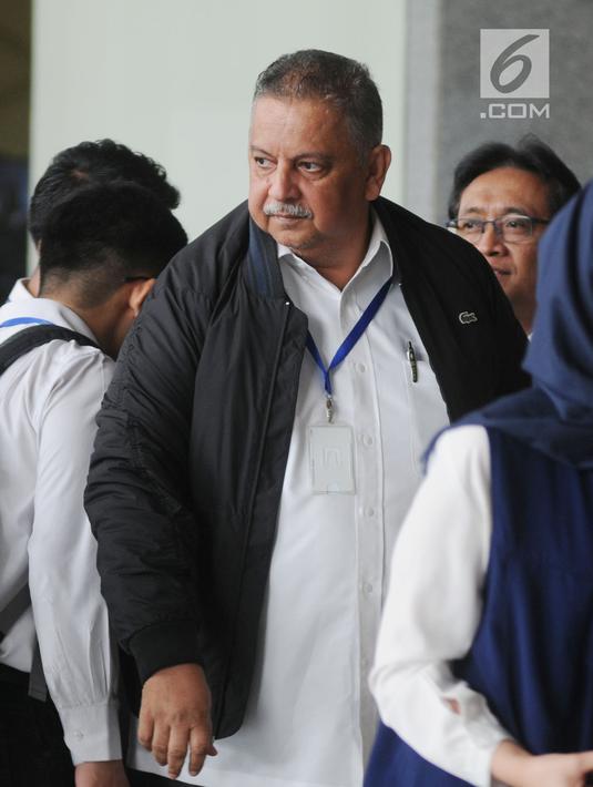 Direktur Utama PT Perusahaan Listrik Negara (PLN) Sofyan Basyir bersiap menemui pimpinan KPK, Jakarta, Kamis (22/3). Sofyan mengatakan akan membahas tentang koordinasi terkait pencegahan korupsi instansi PLN. (Merdeka.com/Dwi Narwoko)