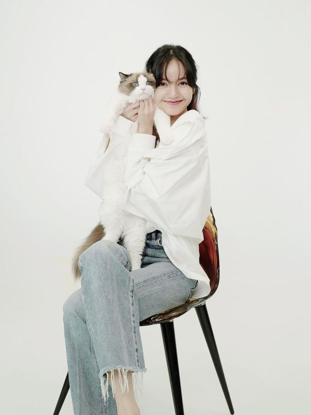 FOTO: Pemotretan Lisa Blackpink dengan Kucing Kesayangan Ini Curi Perhatian Netizen