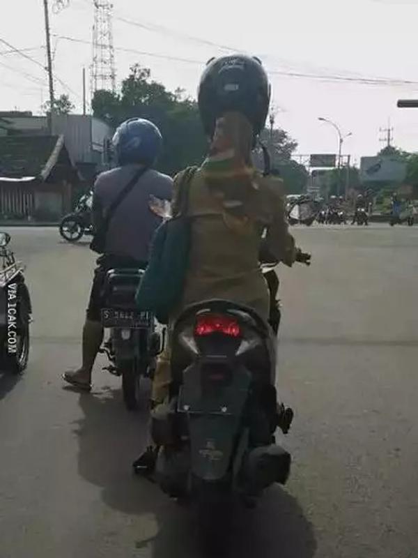 Memilih jilbab tidak lebih berbahaya daripada keamanan diri.  (Sumber: 1cak.com)