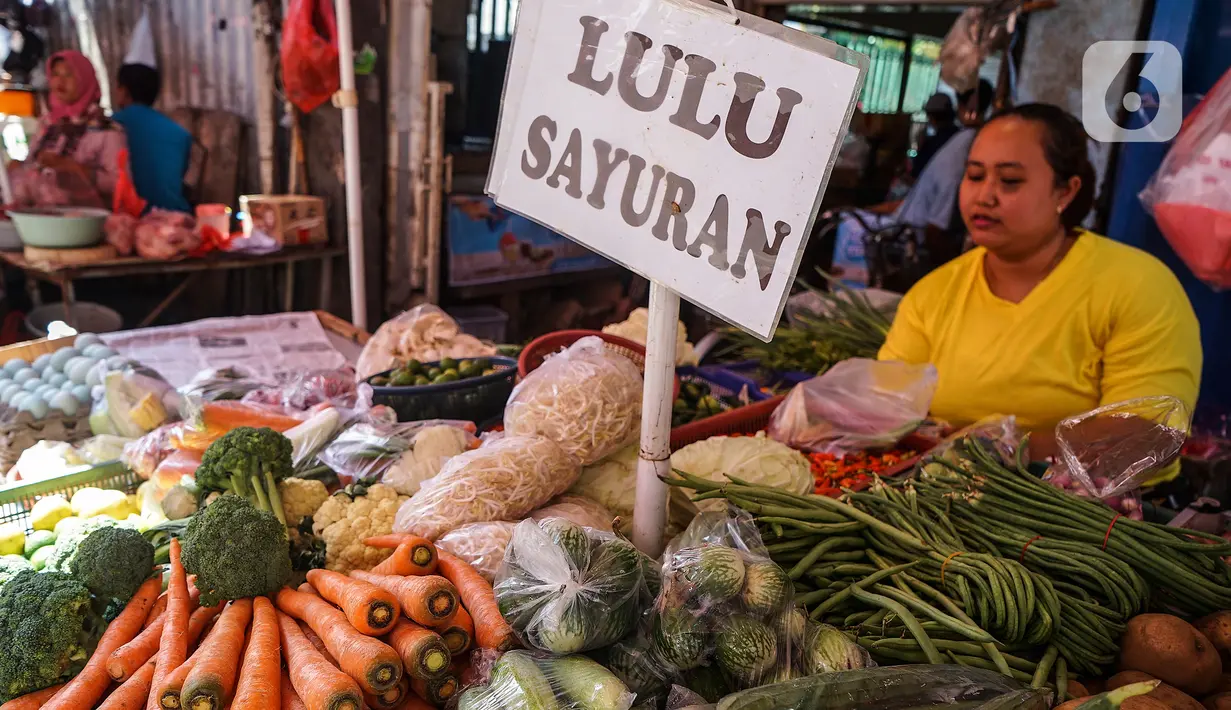 Pedagang menunggu pembeli di Kebayoran Lama, Jakarta, Rabu (6/4/2022). Di awal bulan puasa Ramadhan, harga sejumlah bahan pokok merangkak naik. Kenaikan harga kebutuhan pokok mulai terasa sejak dua pekan terakhir untuk komoditi seperti cabai, telur, gula, hingga daging. (Liputan6.com/Johan Tallo)
