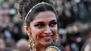 Aktris India dan anggota Juri Seleksi Resmi Deepika Padukone tersenyum saat dia tiba untuk menghadiri pemutaran film "Final Cut (Coupez !)" menjelang upacara pembukaan Festival Film Cannes edisi ke-75 di Cannes, Prancis selatan (17/5/2022). (AFP Photo/LOIC VENANC)