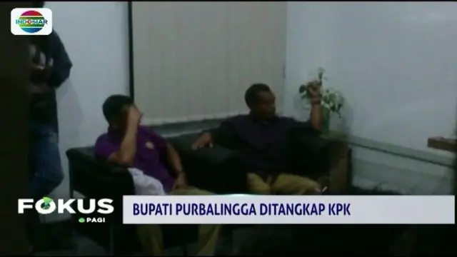 KPK tangkap Bupati Purbalingga beserta dua orang lainnya. Operasi tangkap tangan tersebut diduga terkait kasus suap Rp 77 miliar pembangunan gedung Islamic Center.